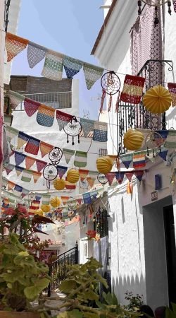 Gehaakte vlaggetjes straatje Canillas de Albaida