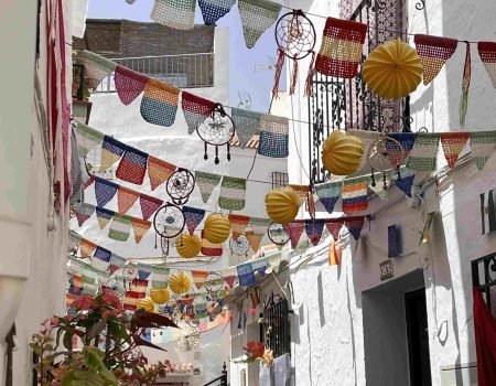 Gehaakte vlaggetjes straatje Canillas de Albaida